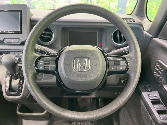 インテリアに合わせたデザインのステアリングは、運転される方のことも考え、運転しやすい形状、大きさです。是非一度、実際に触ってお確かめください。