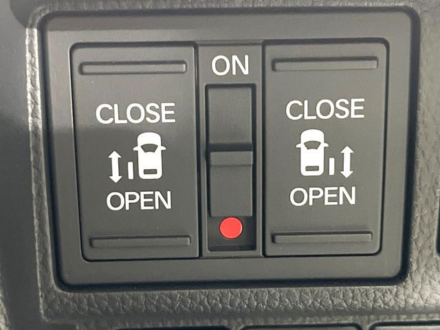 【両側パワースライドドア】スマートキーや運転席のスイッチで後席両側スライドドアの開閉が可能♪電動だから力を入れてドアを開ける必要が無く、小さなお子様でも簡単に開け閉めでき快適です♪