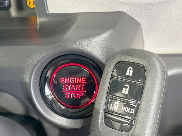 �yHonda�X�}�[�g�L�[�z�J�o����|�P�b�g�ɓ��ꂽ�܂܂ł��h�A�̎{���E�������\�ȃX�}�[�g�L�[�𑕔��B�G���W���̃I���E�I�t�����J�M�����o���K�v����������Ƃ��Ă��֗��ł���