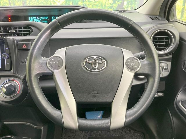 �C���e���A�ɍ��킹���f�U�C���̃X�e�A�����O�́A�^�]�������̂��Ƃ��l���A�^�]���₷���`��A�傫���ł��B�����x�A���ۂɐG���Ă��m���߂��������B