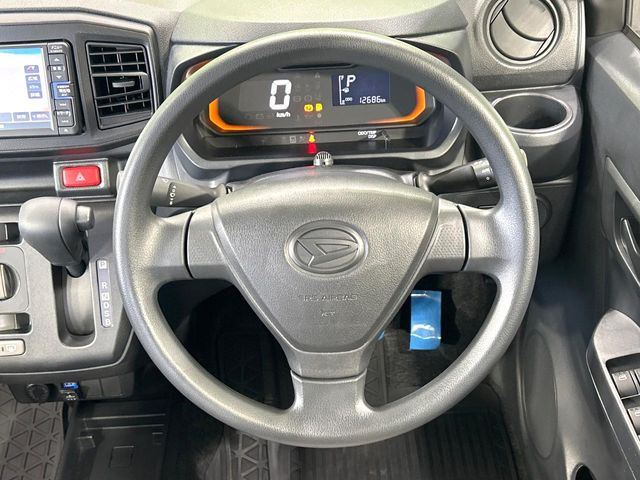 �C���e���A�ɍ��킹���f�U�C���̃X�e�A�����O�́A�^�]�������̂��Ƃ��l���A�^�]���₷���`��A�傫���ł��B�����x�A���ۂɐG���Ă��m���߂��������B