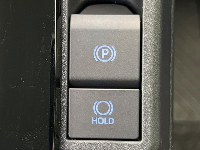 【電動パーキングブレーキ】パーキングブレーキは便利な電動式!ボタン一つで操作でき、アクセルを踏めば自動で解除されます♪レバーやペダルが無いので運転席廻りもすっきりしますね♪