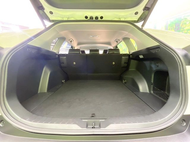 積み下ろしのしやすいデッキにはたっぷりと荷物を積み込んでいただけます。遊びから仕事まで、様々なシーンで頼れます♪