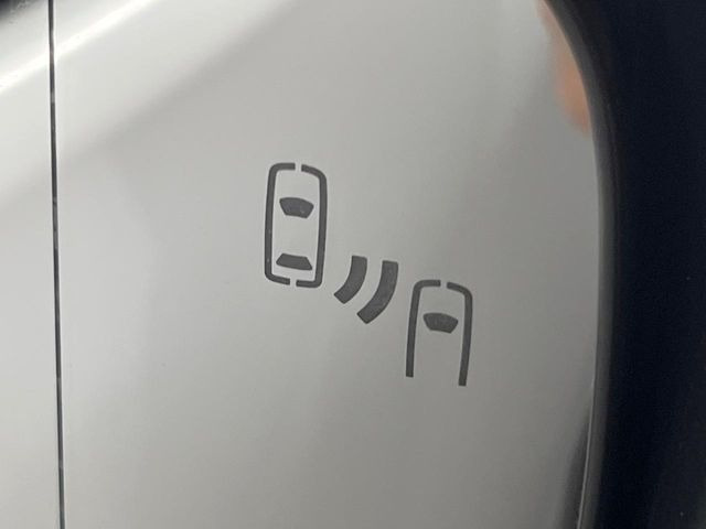 【ブラインドスポットモニター】走行中、ドアミラーの死角になりやすい箇所に後続車が接近するとサイドミラーのレンズに警告を表示!ドライバーに注意喚起をしてくれます。
