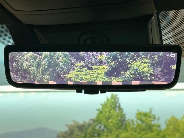 【デジタルインナーミラー】後席の大きな荷物や同乗者で後方が確認しづらい時でも安心!カメラが撮影した車両後方の映像をルームミラー内に表示。クリアな視界で状況の確認が可能です!