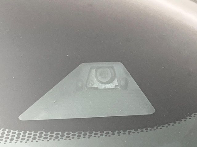 【ホンダセンシング】走行中に前方の車両等を認識し、衝突しそうな時は警報とブレーキで衝突回避と被害軽減をアシスト。より安全にドライブをお楽しみいただけます。