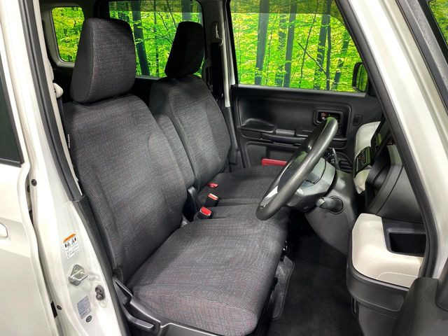 運転席まわりには十分なスペースがあり、大柄な方でもゆったり運転していただける環境です。