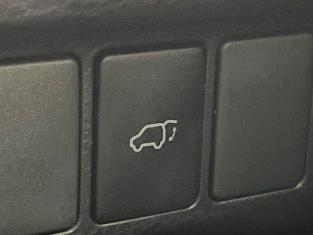 【パワーバックドア】スマートキーや運転席のボタンを押すだけでリアゲートが自動で開閉します!荷物を持っている時や、高い位置にあるバックドアを閉める際に便利な機能です♪