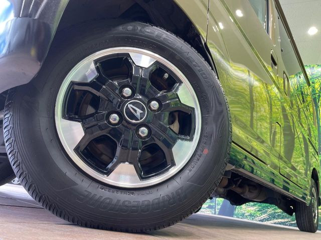 �y����12�C���`�A���~�z�C�[���z�O�ςɃ}�b�`���������A���~�z�C�[���𑕒����Ă���܂��B�e��ЊO�A���~�z�C�[����A�X�^�b�h���X�^�C�����戵�����Ă���܂��B���񂲑��k����������
