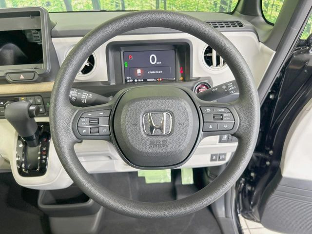 �C���e���A�ɍ��킹���f�U�C���̃X�e�A�����O�́A�^�]�������̂��Ƃ��l���A�^�]���₷���`��A�傫���ł��B�����x�A���ۂɐG���Ă��m���߂��������B
