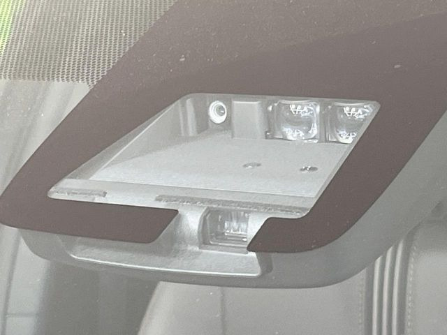 【プリクラッシュセーフティ】前方の車両等を検知し、衝突しそうな時は警報で注意を促し、ブレーキを踏む力をサポート。ブレーキを踏めなかった場合は衝突被害軽減ブレーキが作動、衝突回避をサポートします。