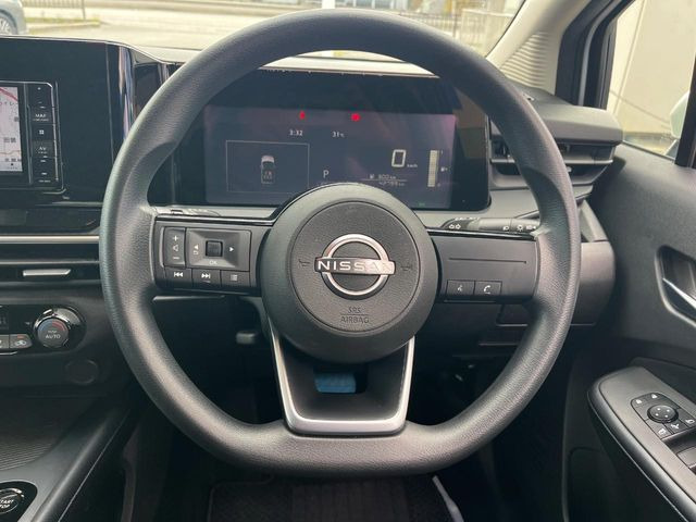 インテリアに合わせたデザインのステアリングは、運転される方のことも考え、運転しやすい形状、大きさです。是非一度、実際に触ってお確かめください。