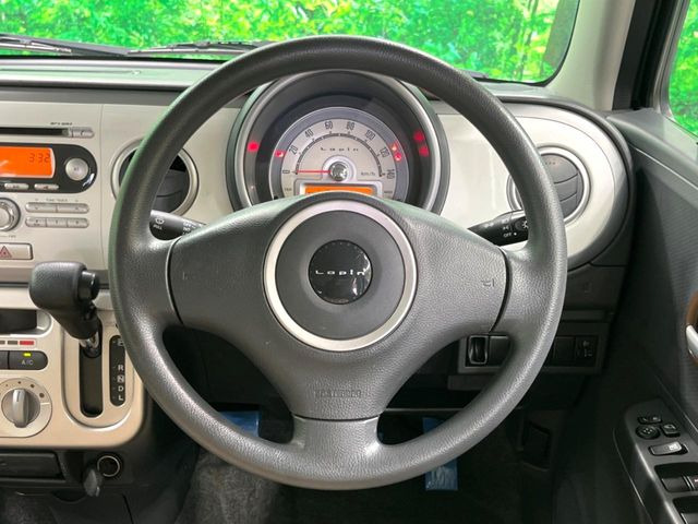 �C���e���A�ɍ��킹���f�U�C���̃X�e�A�����O�́A�^�]�������̂��Ƃ��l���A�^�]���₷���`��A�傫���ł��B�����x�A���ۂɐG���Ă��m���߂��������B