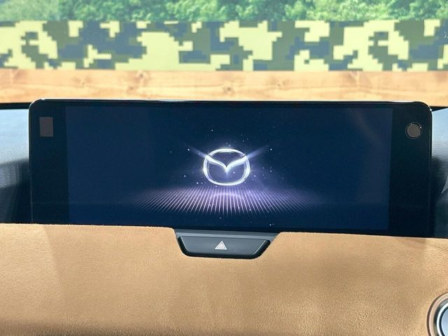 【12.3インチマツダコネクト】車内の雰囲気にマッチした大型ディスプレイ。スマホ接続でのナビ使用やBluetooth再生等、様々な機能が楽しめます。直感的なダイヤル操作が可能で、使い勝手も良好です。