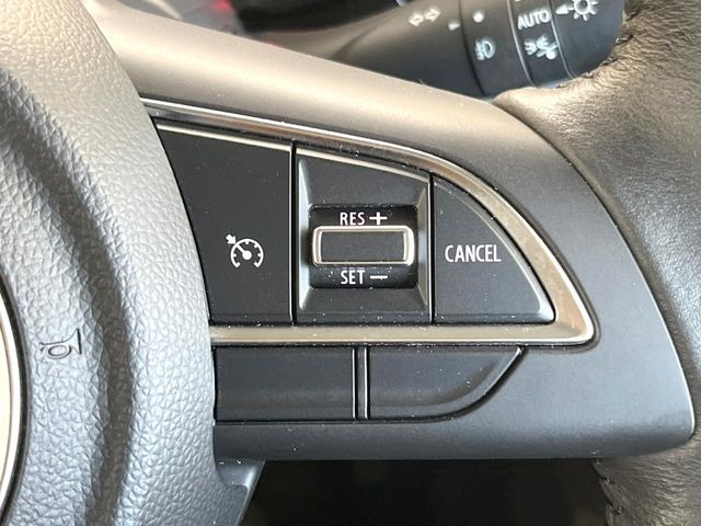 【クルーズコントロール】高速道路もラクラク走行。アクセルを離しても一定速度で走行ができ、長距離運転時の負担を軽減!加速・減速も簡単なスイッチ操作で調整できます。