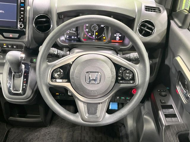 インテリアに合わせたデザインのステアリングは、運転される方のことも考え、運転しやすい形状、大きさです。是非一度、実際に触ってお確かめください。