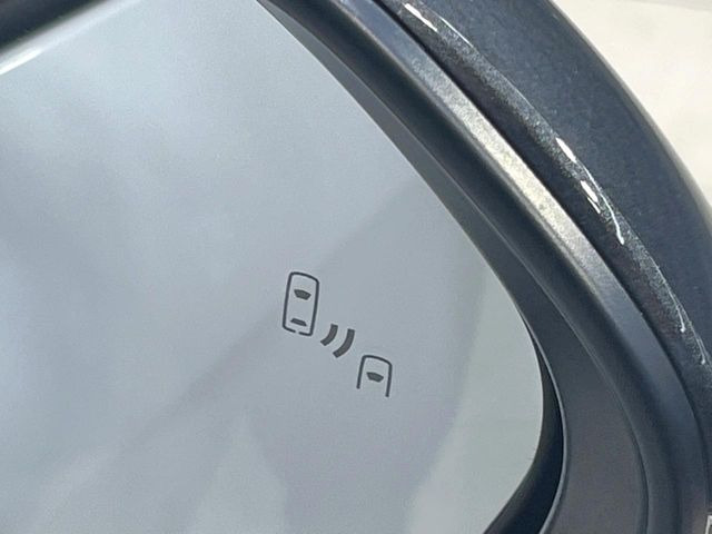 【ブラインドスポットモニター】走行中、ドアミラーの死角になりやすい箇所に後続車が接近するとサイドミラーのレンズに警告を表示!ドライバーに注意喚起をしてくれます。