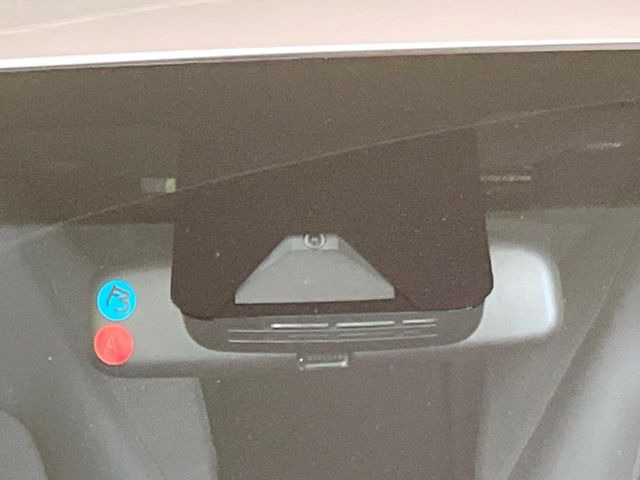 【トヨタセーフティセンス】走行中に前方の車両等を認識し、衝突しそうな時は警報とブレーキで衝突回避と被害軽減をアシスト。より安全にドライブをお楽しみいただけます。