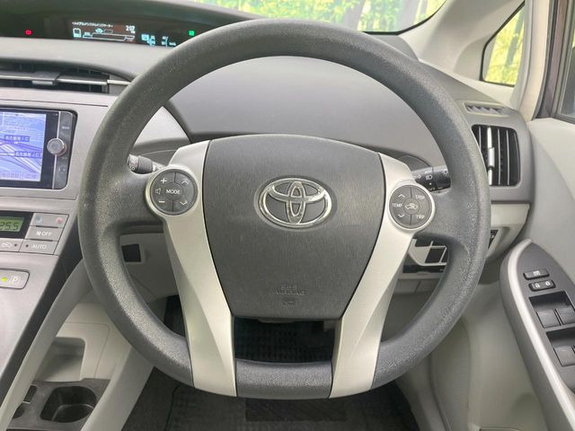 インテリアに合わせたデザインのステアリングは、運転される方のことも考え、運転しやすい形状、大きさです。是非一度、実際に触ってお確かめください。