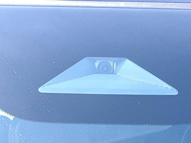 【ホンダセンシング】走行中に前方の車両等を認識し、衝突しそうな時は警報とブレーキで衝突回避と被害軽減をアシスト。より安全にドライブをお楽しみいただけます。