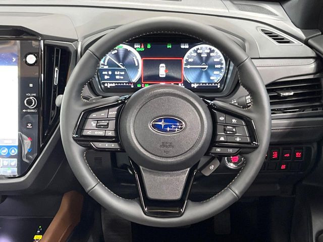 �C���e���A�ɍ��킹���f�U�C���̃X�e�A�����O�́A�^�]�������̂��Ƃ��l���A�^�]���₷���`��A�傫���ł��B�����x�A���ۂɐG���Ă��m���߂��������B