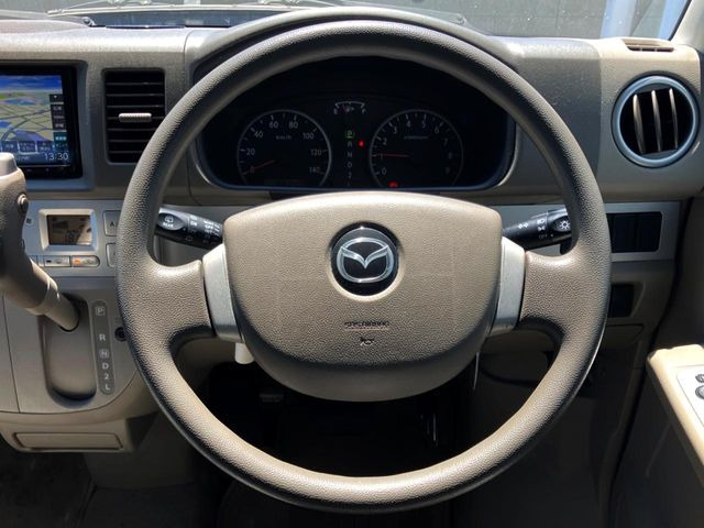 �C���e���A�ɍ��킹���f�U�C���̃X�e�A�����O�́A�^�]�������̂��Ƃ��l���A�^�]���₷���`��A�傫���ł��B�����x�A���ۂɐG���Ă��m���߂��������B