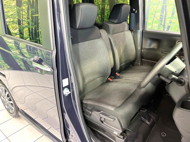 運転席まわりには十分なスペースがあり、大柄な方でもゆったり運転していただける環境です。