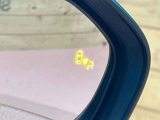 【ブラインドスポットモニター】走行中、ドアミラーの死角になりやすい箇所に後続車が接近するとサイドミラーのレンズに警告を表示!ドライバーに注意喚起をしてくれます。