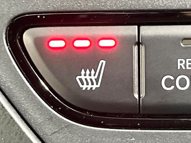 【シートヒーター】寒い日に重宝するシートヒーター!エアコンより早く温まってくれるので寒がりの人も安心ですね♪エアコンの温風は乾燥するから苦手、という方にもをおすすめです。