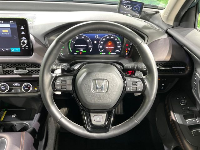 �C���e���A�ɍ��킹���f�U�C���̃X�e�A�����O�́A�^�]�������̂��Ƃ��l���A�^�]���₷���`��A�傫���ł��B�����x�A���ۂɐG���Ă��m���߂��������B