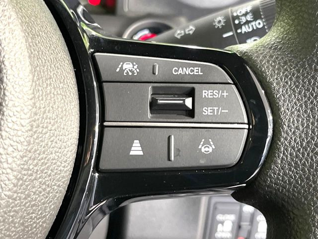 【アダプティブクルーズコントロール】高速道路での長距離走行が楽に!!自動で速度を保つクルーズコントロールが、衝突軽減システムと連携し、前方の車両を感知して車間を保つように速度調節してくれます!!