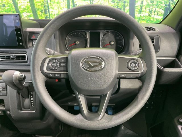 �C���e���A�ɍ��킹���f�U�C���̃X�e�A�����O�́A�^�]�������̂��Ƃ��l���A�^�]���₷���`��A�傫���ł��B�����x�A���ۂɐG���Ă��m���߂��������B
