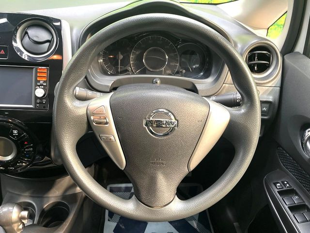 インテリアに合わせたデザインのステアリングは、運転される方のことも考え、運転しやすい形状、大きさです。是非一度、実際に触ってお確かめください。