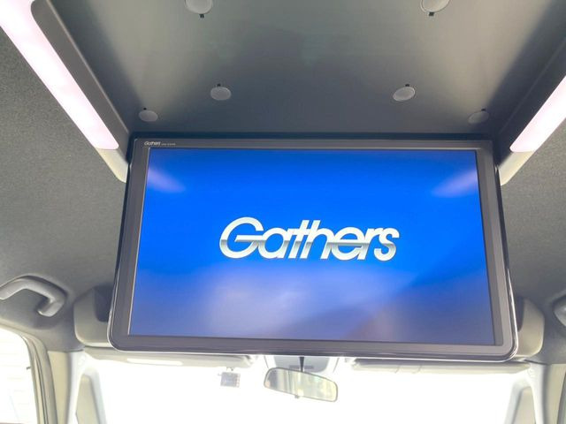 【フリップダウンモニター】大画面モニターで後席でもエンタメをお楽しみいただけます。小さなお子様にも大人気の装備です♪