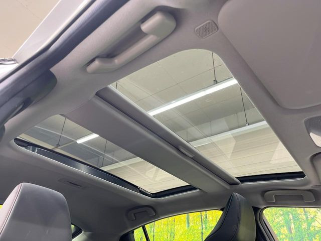 【ガラスルーフ】ガラスルーフ搭載で車内の解放感が一気にアップ!開放的なドライブをお楽しみいただけます。