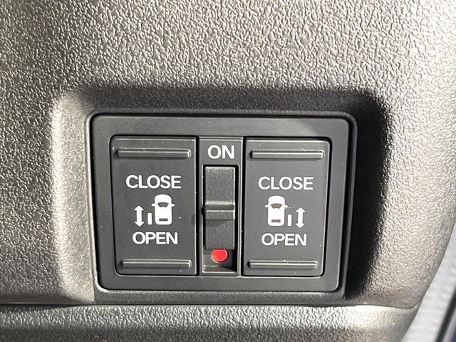 【両側パワースライドドア】スマートキーや運転席のスイッチで後席両側スライドドアの開閉が可能♪電動だから力を入れてドアを開ける必要が無く、小さなお子様でも簡単に開け閉めでき快適です♪
