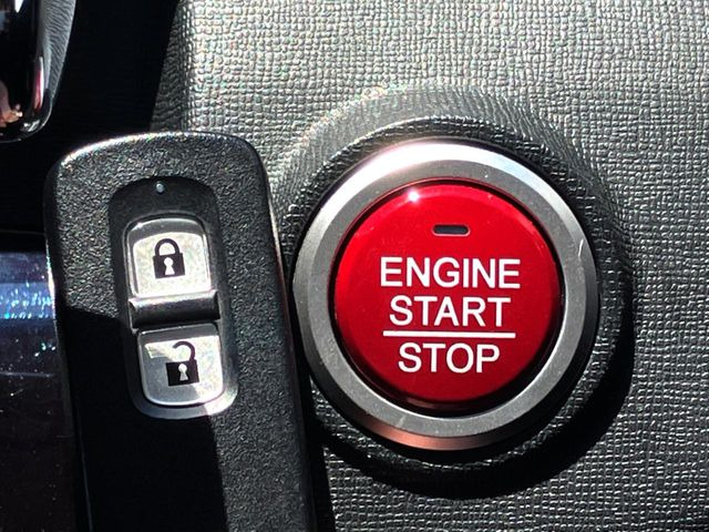 �yHonda�X�}�[�g�L�[�z�J�o����|�P�b�g�ɓ��ꂽ�܂܂ł��h�A�̎{���E�������\�ȃX�}�[�g�L�[�𑕔��B�G���W���̃I���E�I�t�����J�M�����o���K�v����������Ƃ��Ă��֗��ł���