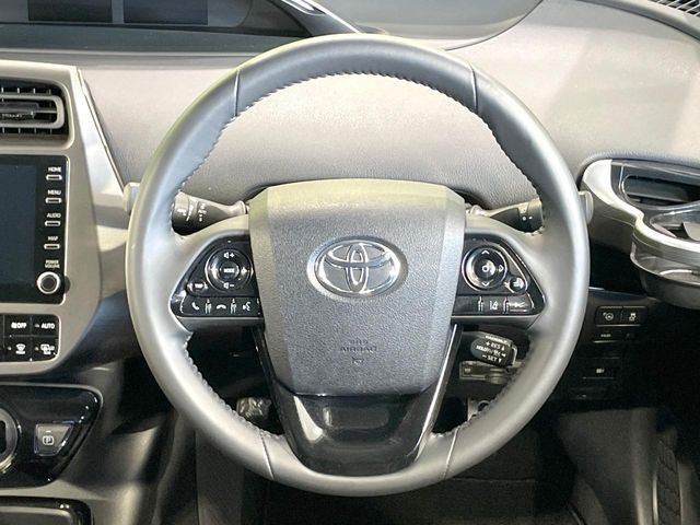 【純正革巻きステアリング】上質な革を使用することで、手にしっかり馴染みとても運転しやすいハンドルです♪