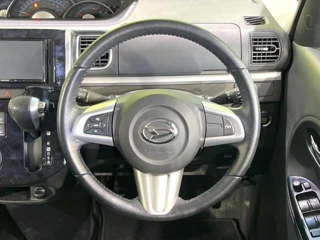 インテリアに合わせたデザインのステアリングは、運転される方のことも考え、運転しやすい形状、大きさです。是非一度、実際に触ってお確かめください。