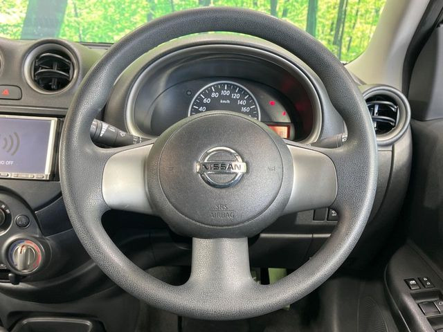 �C���e���A�ɍ��킹���f�U�C���̃X�e�A�����O�́A�^�]�������̂��Ƃ��l���A�^�]���₷���`��A�傫���ł��B�����x�A���ۂɐG���Ă��m���߂��������B
