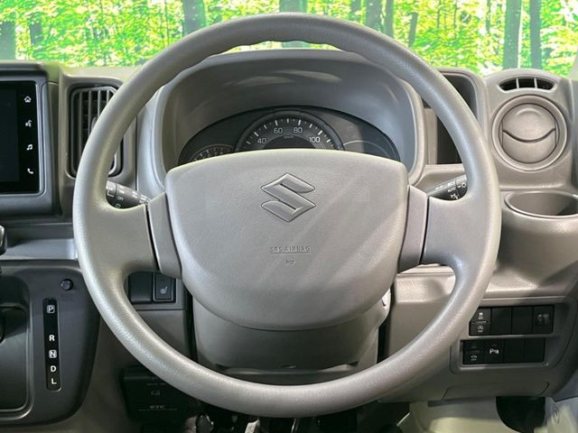 �C���e���A�ɍ��킹���f�U�C���̃X�e�A�����O�́A�^�]�������̂��Ƃ��l���A�^�]���₷���`��A�傫���ł��B�����x�A���ۂɐG���Ă��m���߂��������B