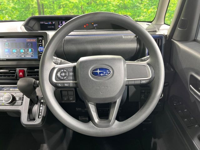 �C���e���A�ɍ��킹���f�U�C���̃X�e�A�����O�́A�^�]�������̂��Ƃ��l���A�^�]���₷���`��A�傫���ł��B�����x�A���ۂɐG���Ă��m���߂��������B