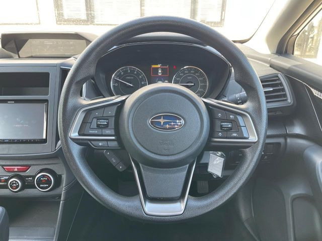 �C���e���A�ɍ��킹���f�U�C���̃X�e�A�����O�́A�^�]�������̂��Ƃ��l���A�^�]���₷���`��A�傫���ł��B�����x�A���ۂɐG���Ă��m���߂��������B
