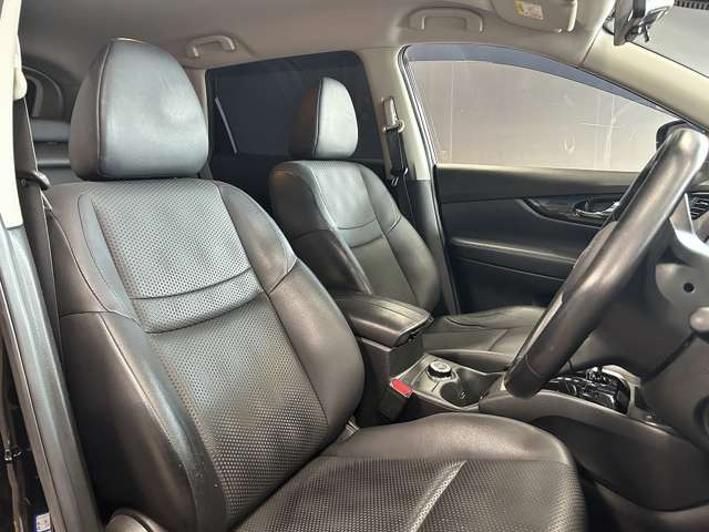 運転席も広々としており運転しやすい環境を実現しています☆室内クリーニングも実施済みです。