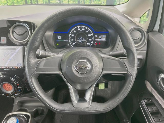 �C���e���A�ɍ��킹���f�U�C���̃X�e�A�����O�́A�^�]�������̂��Ƃ��l���A�^�]���₷���`��A�傫���ł��B�����x�A���ۂɐG���Ă��m���߂��������B
