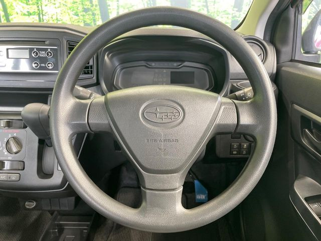 �C���e���A�ɍ��킹���f�U�C���̃X�e�A�����O�́A�^�]�������̂��Ƃ��l���A�^�]���₷���`��A�傫���ł��B�����x�A���ۂɐG���Ă��m���߂��������B