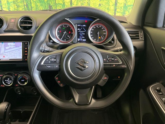 �C���e���A�ɍ��킹���f�U�C���̃X�e�A�����O�́A�^�]�������̂��Ƃ��l���A�^�]���₷���`��A�傫���ł��B�����x�A���ۂɐG���Ă��m���߂��������B