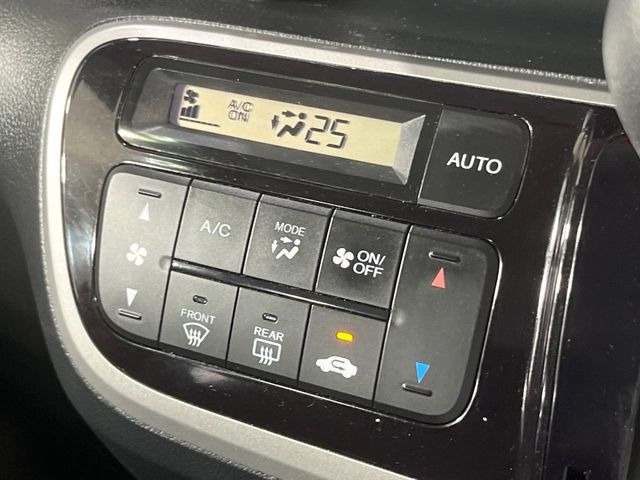 【オートエアコン】一度お好みの温度に設定すれば、車内の温度を検知し風量や温度を自動で調整。暑い&hellip;寒い&hellip;と何度もスイッチ操作をする必要はありません。快適な車内空間には必須の機能ですね♪