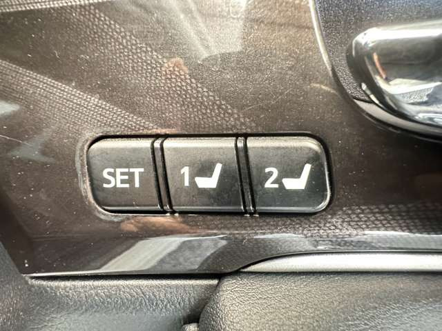 【運転席ポジションメモリー付パワーシート】ワンタッチで記憶させていたシートの前後・リクライニングはもちろん、シートリフターも備えます☆快適なドライブをお楽しみ下さい♪