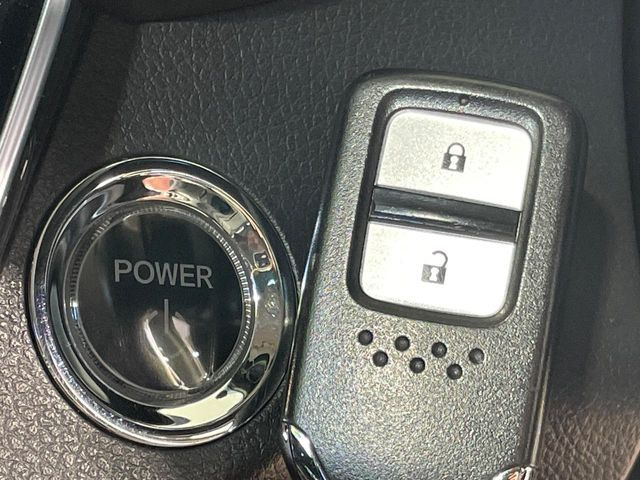 【Hondaスマートキー】カバンやポケットに入れたままでもドアの施錠・解錠が可能なスマートキーを装備。エンジンのオン・オフ時もカギを取り出す必要が無いからとっても便利です♪